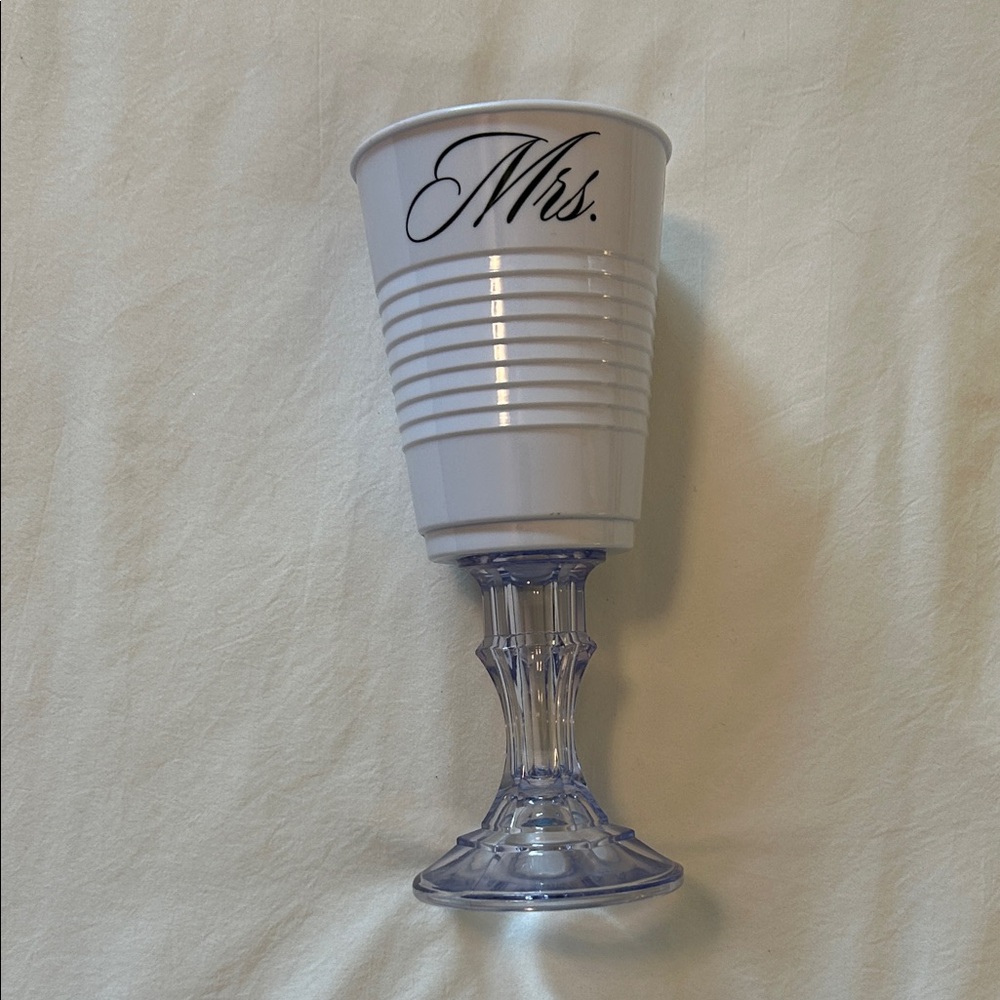 Mrs Plastic White Solo Wine Glass